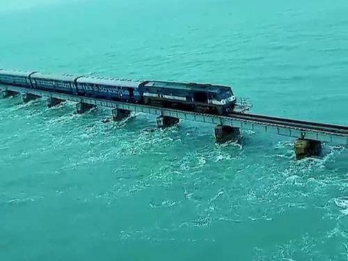 中国唯一的“海上铁路”火车到底是怎么过海的？看完不得不佩服(图2)
