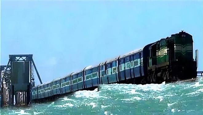 中国唯一的“海上铁路”火车到底是怎么过海的？看完不得不佩服(图4)