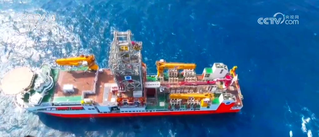 梦想启航！我国超深水大洋钻探船“梦想”号正式入列 记者探访→(图1)