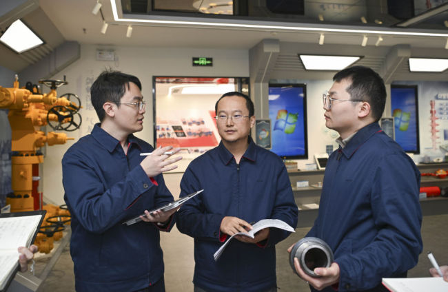 中国深度在“死亡之海”创下新纪录 万米深井突破极限(图1)