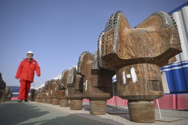 中国深度在“死亡之海”创下新纪录 万米深井突破极限(图2)