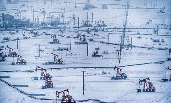 千万“磕头”机造福国人！寸草不生的克拉玛依地下全是石油资源(图1)