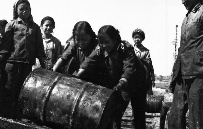 千万“磕头”机造福国人！寸草不生的克拉玛依地下全是石油资源(图4)