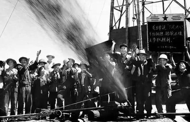 千万“磕头”机造福国人！寸草不生的克拉玛依地下全是石油资源(图3)