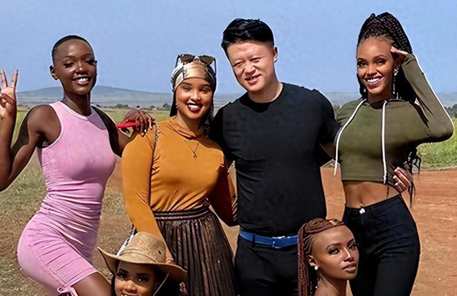 非洲土皇帝王垚：妻妾成群生活还奢靡为啥却屡次获官媒表扬？(图1)