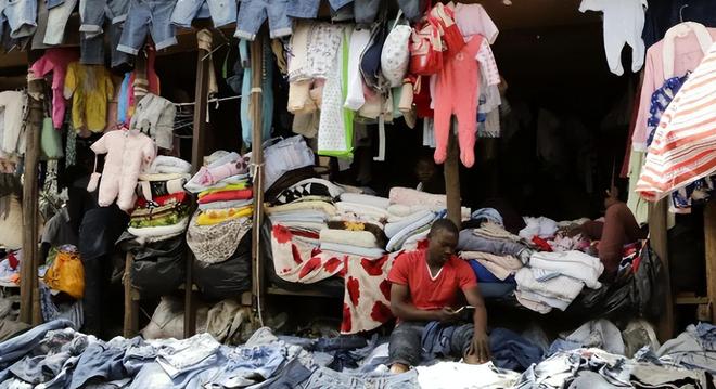 非洲土皇帝王垚：妻妾成群生活还奢靡为啥却屡次获官媒表扬？(图7)