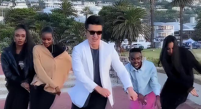 非洲土皇帝王垚：妻妾成群生活还奢靡为啥却屡次获官媒表扬？(图11)