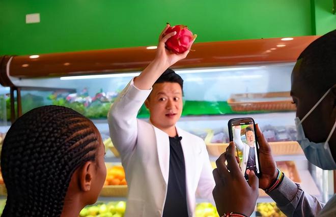 非洲土皇帝王垚：妻妾成群生活还奢靡为啥却屡次获官媒表扬？(图12)