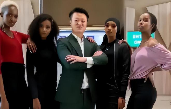 非洲土皇帝王垚：妻妾成群生活还奢靡为啥却屡次获官媒表扬？(图10)