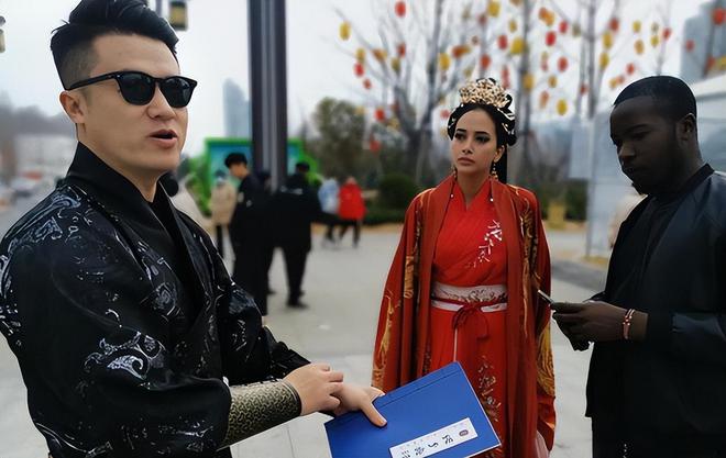 非洲土皇帝王垚：妻妾成群生活还奢靡为啥却屡次获官媒表扬？(图13)