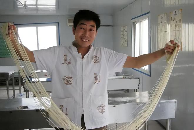 非洲土皇帝王垚：妻妾成群生活还奢靡为啥却屡次获官媒表扬？(图15)