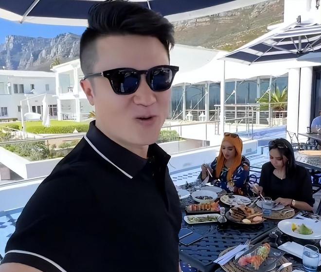 非洲土皇帝王垚：妻妾成群生活还奢靡为啥却屡次获官媒表扬？(图23)