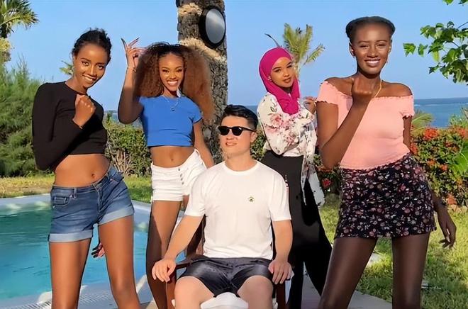 非洲土皇帝王垚：妻妾成群生活还奢靡为啥却屡次获官媒表扬？(图22)