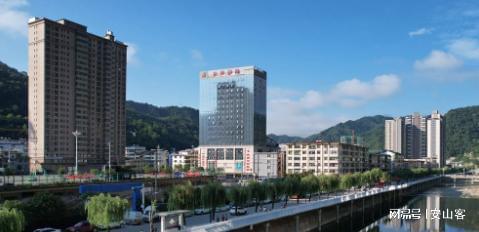 耗资40亿！上万中国人在秦岭上“掏”了一个洞搞出一个世界之最(图20)