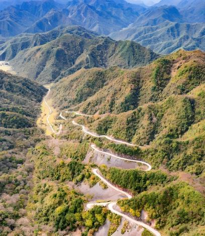 耗资40亿！上万中国人在秦岭上“掏”了一个洞搞出一条世界之最(图2)