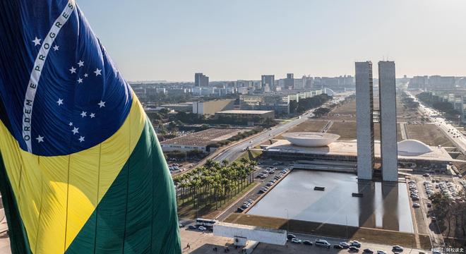 美军8艘战舰逼近委内瑞拉中国一台设备送达五角大楼沉默了(图7)